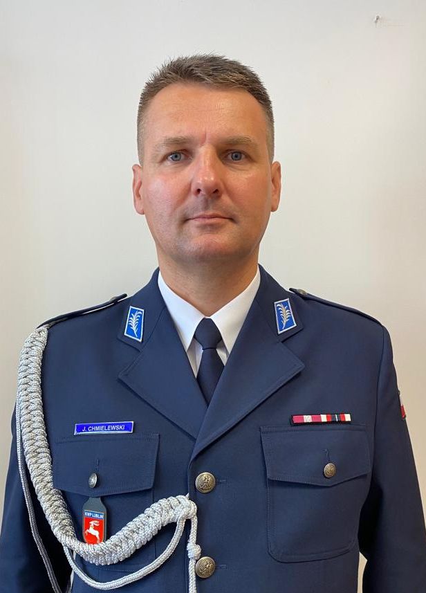 Wizerunek Zastępcy Komendanta Miejskiego Policji w Chełmie podinspektora Jarosława Chmielewskiego