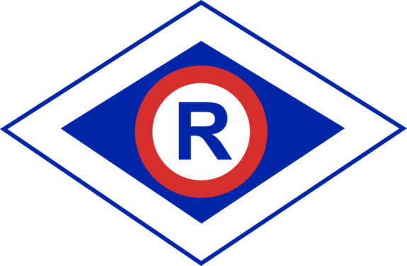 Policyjny emblemat w kształcie rombu z literą R oznaczającą służbę prewencyjną ruchu drogowego.